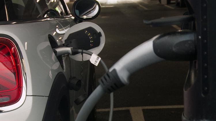 MINI ELECTRIC HATCHBACK 